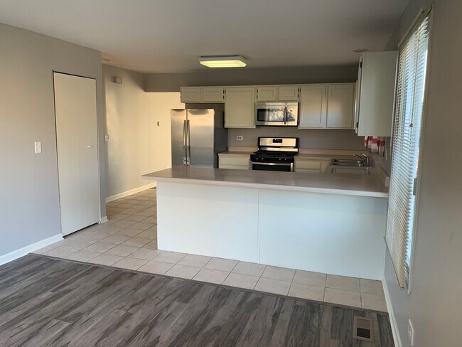 Building Photo - 7037 Yorkshire Dr