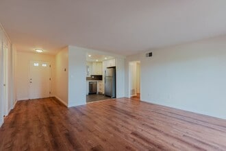 Building Photo - 526 S Tulip St