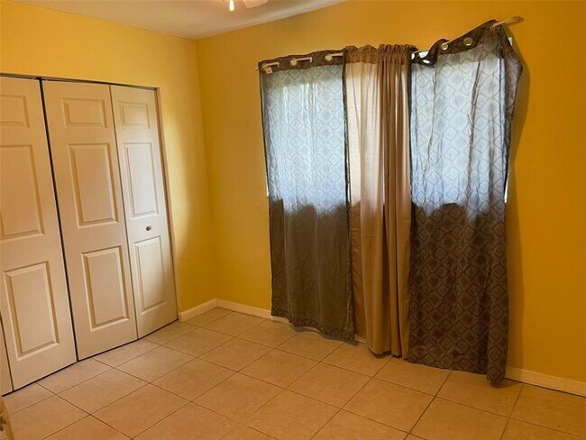 Foto del edificio - 1400 NW 15th Ct