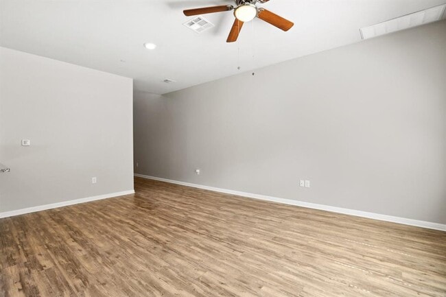 Building Photo - 516 E Slaughter Ln