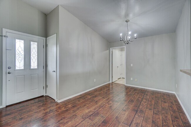 Foto del edificio - Desirable 3-Bedroom Home with Elegant Upgr...