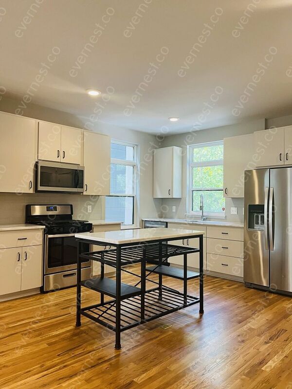 Building Photo - 304 Colbert Way