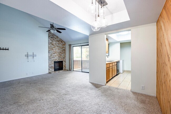 Building Photo - Top Floor Condo Near Bus Line