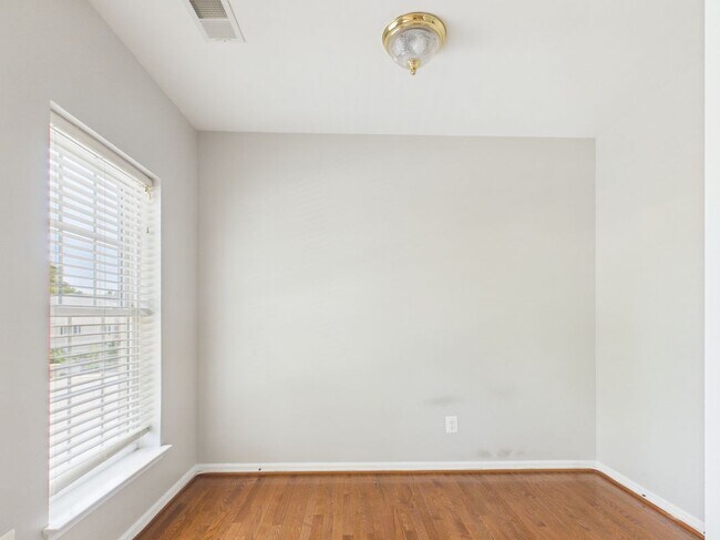 Foto del edificio - 4587 Whittemore Pl