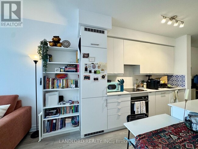 Building Photo - 36 Elm Dr W