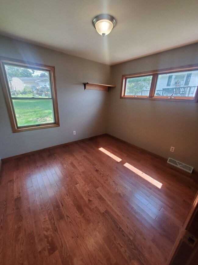 Building Photo - N868 Amanda St