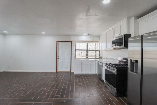 Building Photo - 4 Bed | 2 Bath in East Tulsa!