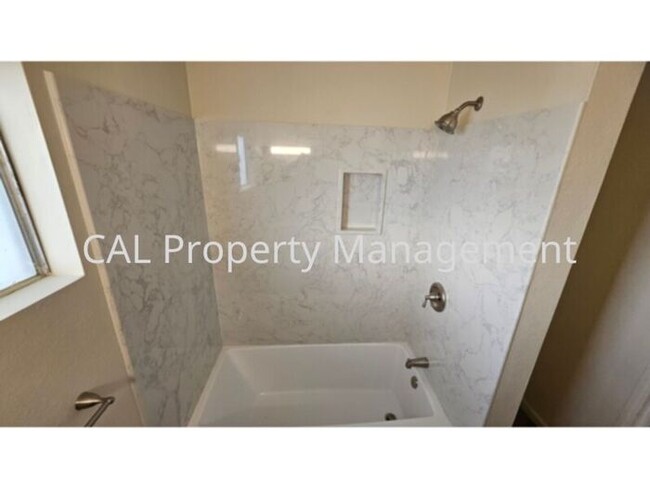 Foto del edificio - Single level 2 bedroom 1 bath apartment wi...