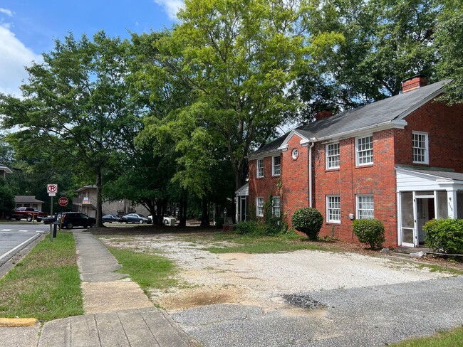 Building Photo - 2 Bed Duplex Corner of Armstrong and Samford