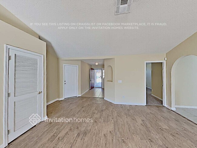 Foto del edificio - 7624 Fawn Lake Dr N