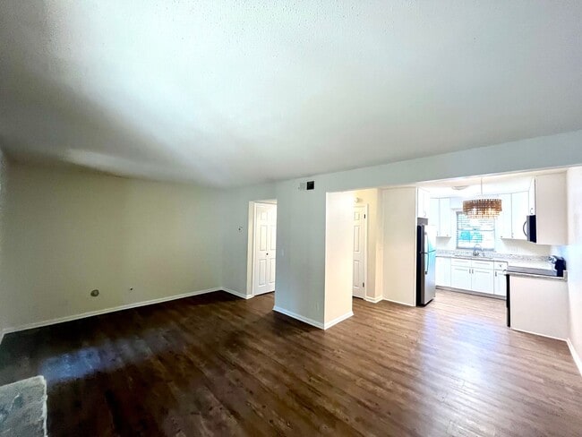 Building Photo - Charming 2 Bedroom Townhouse