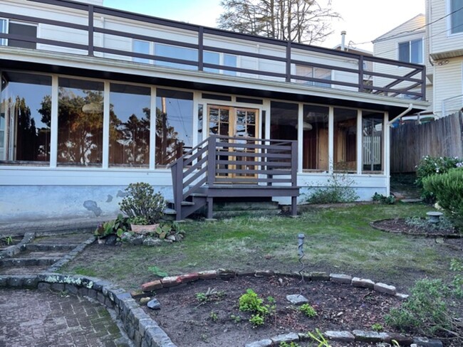 Building Photo - Coming Soon! Rare mid-century light filled...