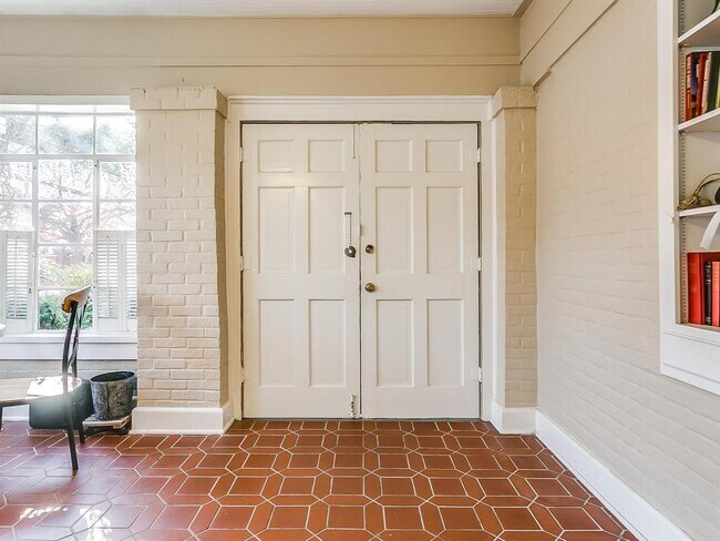 Building Photo - 2126 Mistletoe Ave