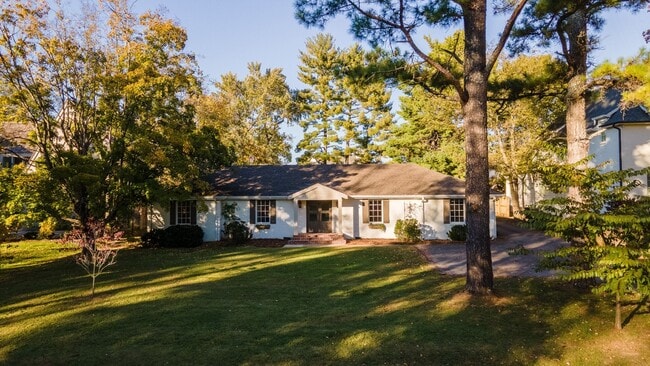 Building Photo - **ADORABLE DUBLEX IN BELLE MEADE WITH AMAZING YARD SURROUNDED BY MULTI-MILLION DOLLAR HOMES**