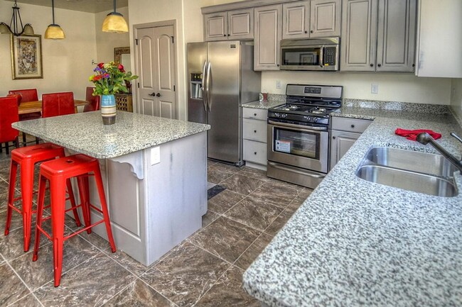 Building Photo - Creekside Townhome!