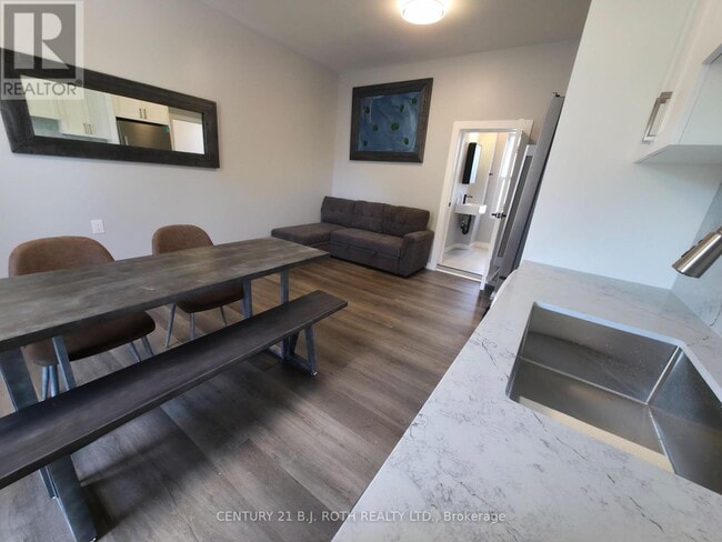 Photo du bâtiment - 82-82 Albert St N