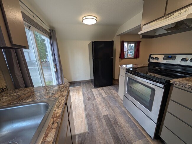 Building Photo - 2 Bedroom 1 Bath Winchester House - Walking Distance to the Lake!