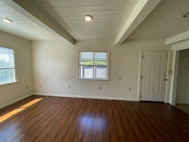 Foto del edificio - Beautiful and Spacious Pet-Friendly Home!