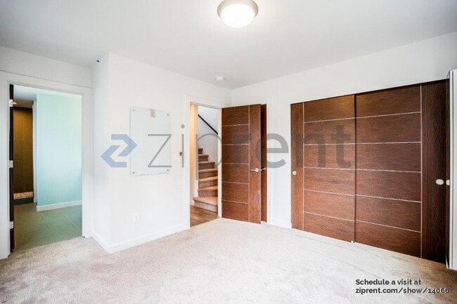 Building Photo - 9607 Roosevelt Way NE