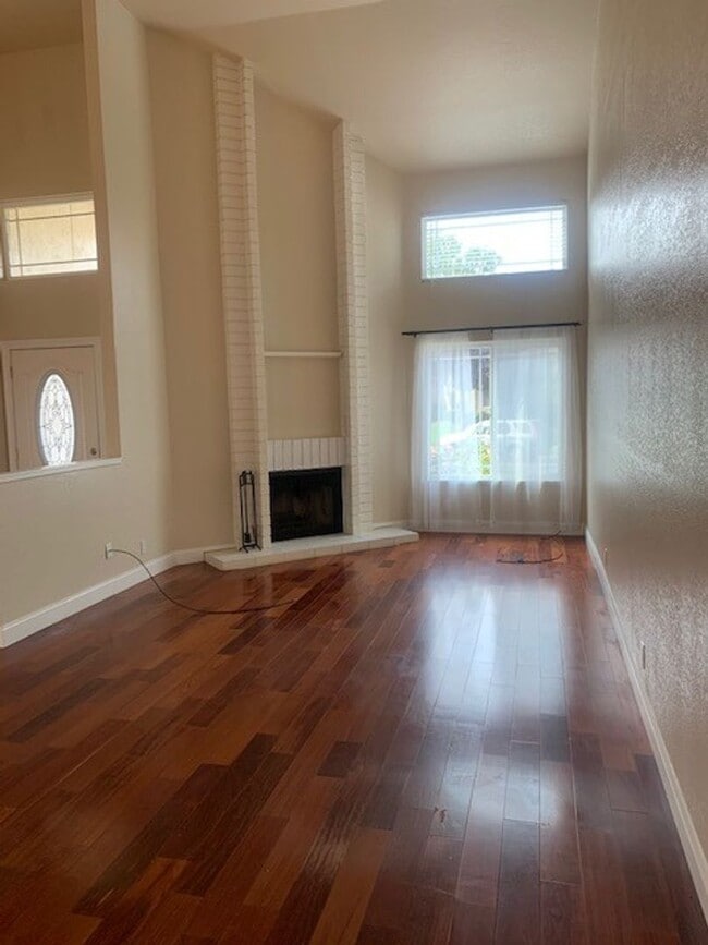 Building Photo - Great 3 Bedroom Townhouse!