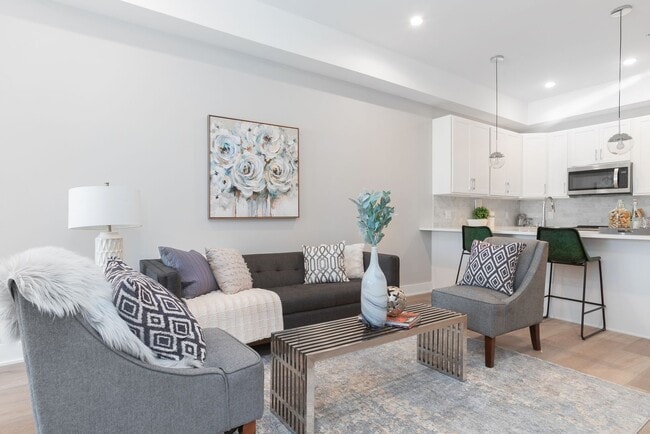 Interior Photo - Washington Court (52 W)