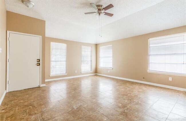Foto del edificio - 23251 Tree House Ln
