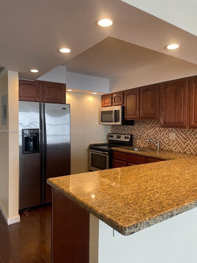 Building Photo - 1000 Parkview Dr