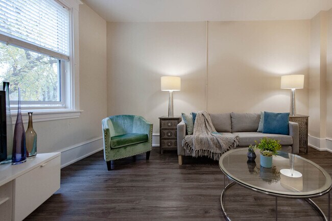 2BDR - Salon - 377 Brandon Apartment