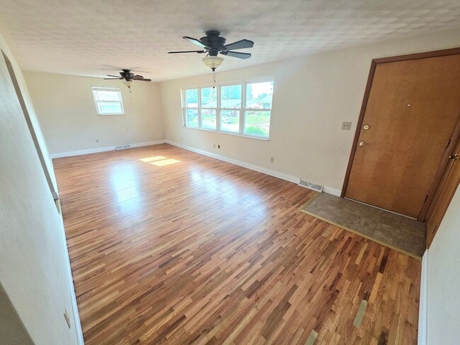 Building Photo - 3 Bedroom, 2 Bath House on Brink Avenue