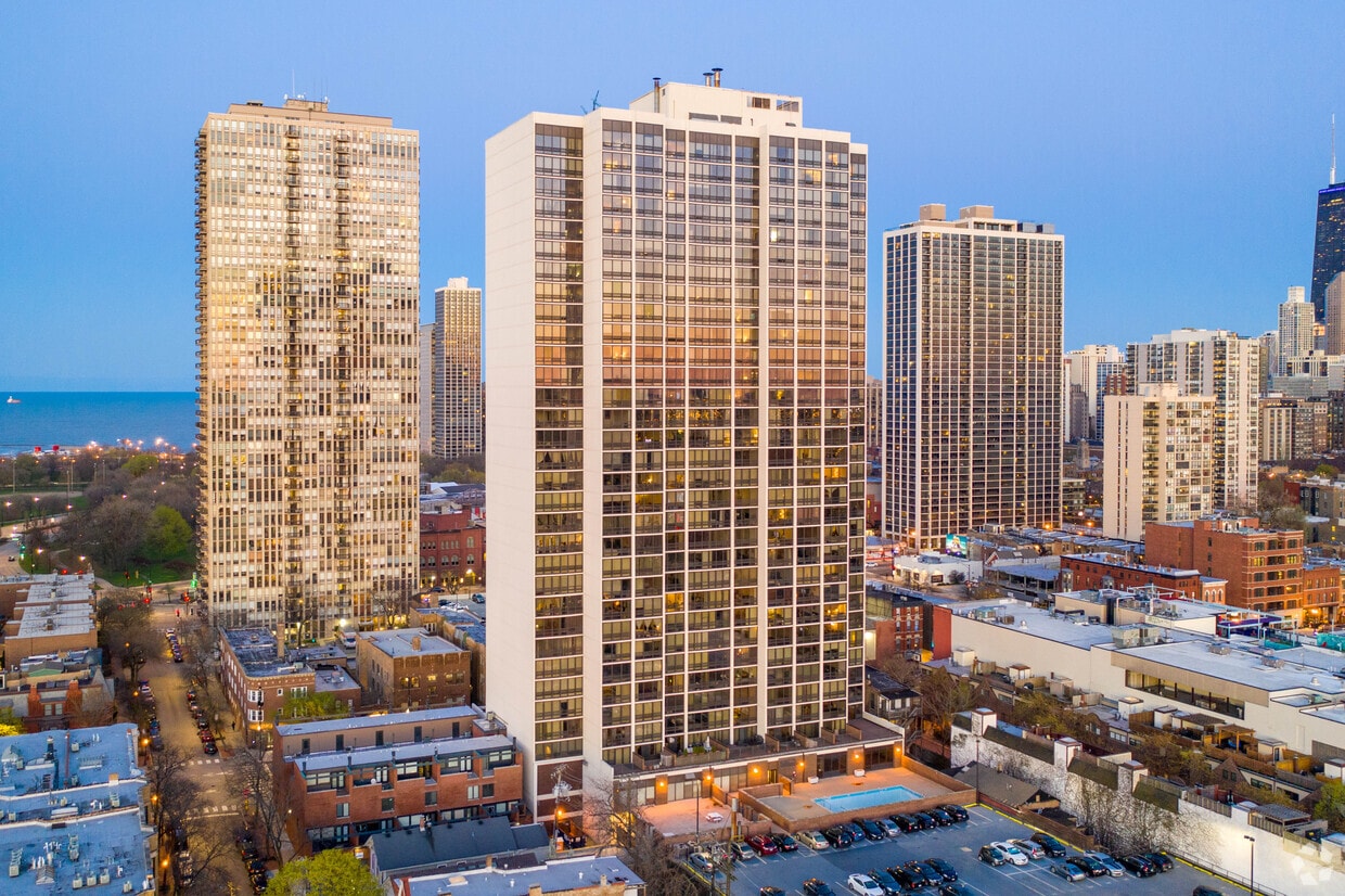 Americana Towers Apartments in Chicago, IL