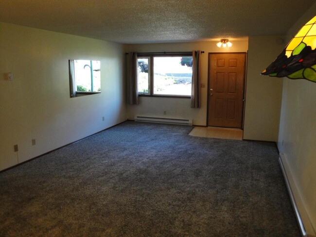 Building Photo - 621 3rd St #8