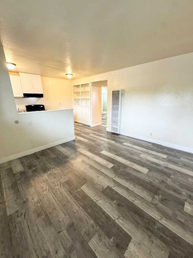 Foto del edificio - Move-In Special; Downstairs One Bedroom + Private Patio – Available Now! SEE VIDEO