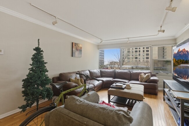 Foto del edificio - 247 E Chestnut St