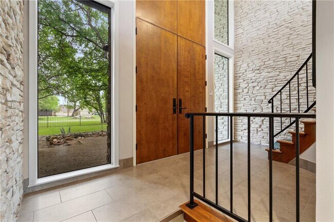 Foto del edificio - 127 Lakeway Dr