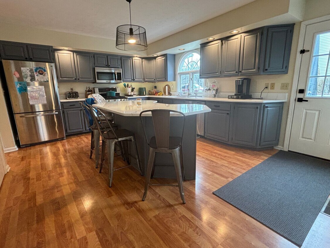 Primary Photo - Stunning 5 bedroom 5 Full Bath Home in Solon