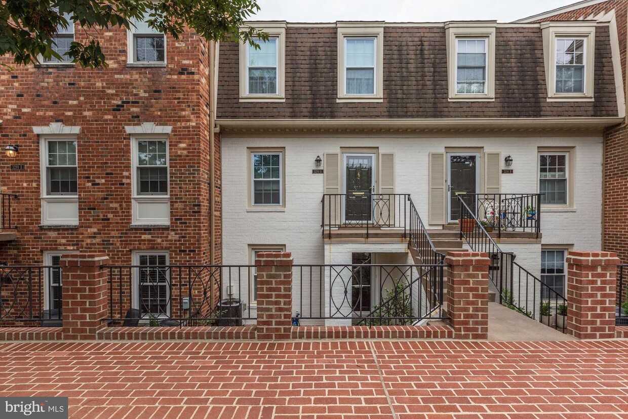 Primary Photo - 3291 Sutton Pl NW