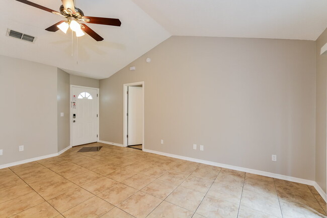 Foto del edificio - 201 Whiterapids Ct