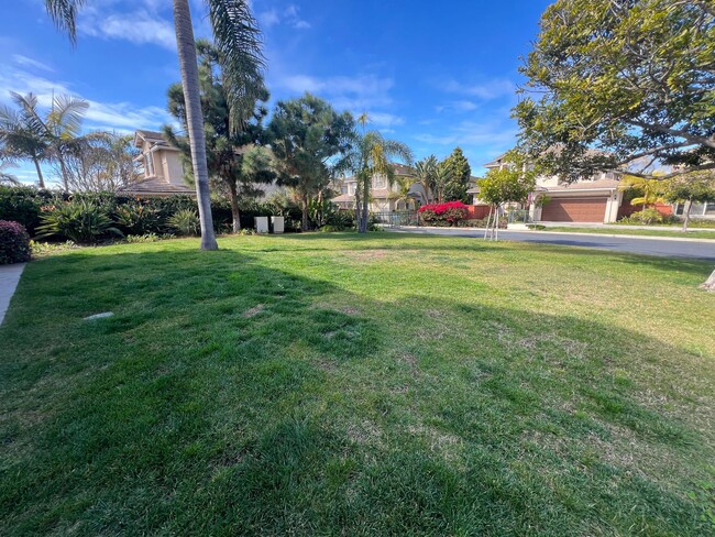 Building Photo - Cozy home two blocks from the beach