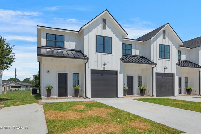 Foto del edificio - 424 Eraste Landry Rd