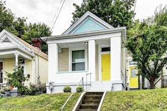 Building Photo - 813 Swan St