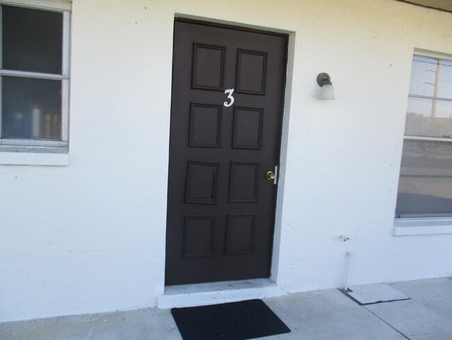 Building Photo - All tile   1/1 close to Cape Coral Pkwy