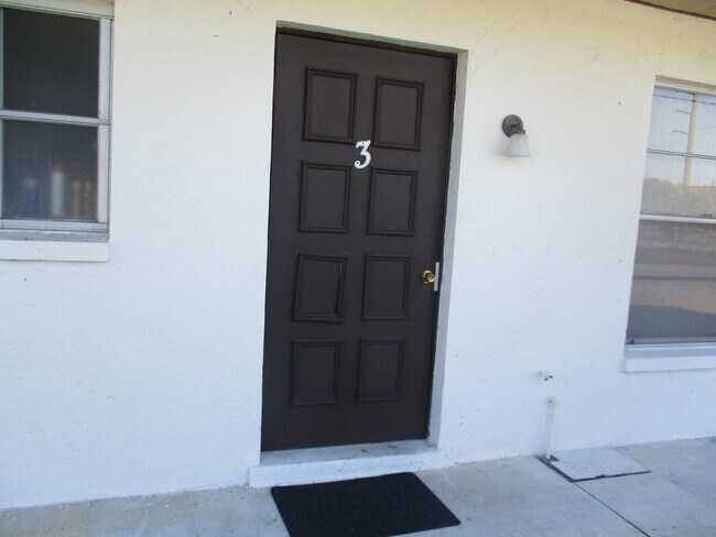 Foto del edificio - All tile   1/1 close to Cape Coral Pkwy
