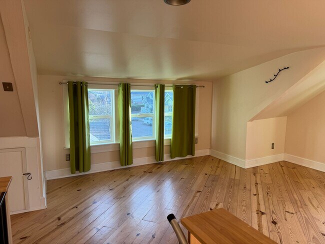 Foto del edificio - Adorable 1 BD + Loft and Office Bungalow in SE Richmond Neighborhood. ** Central Heat & AC! **