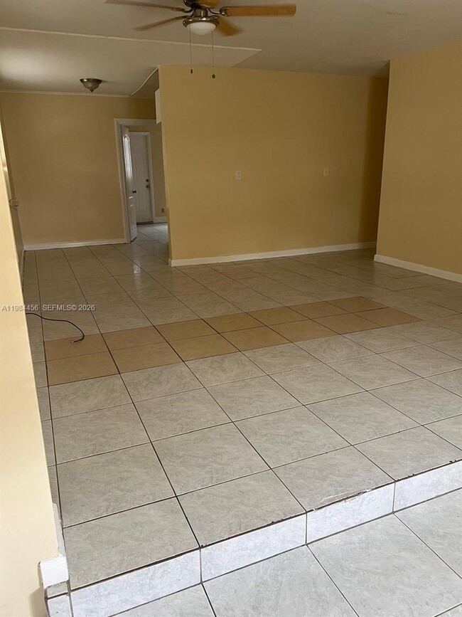 Building Photo - 1020 W 2nd St