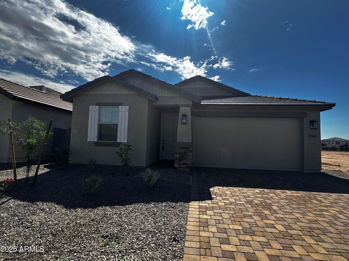 Foto principal - 9961 W Mitchell Ave