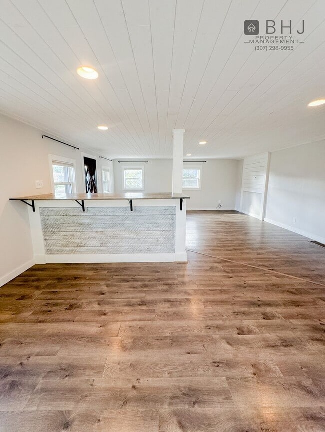 Building Photo - DOG FRIENDLY, 3 BED/ 1.5 BATH SINGLE FAMIL...