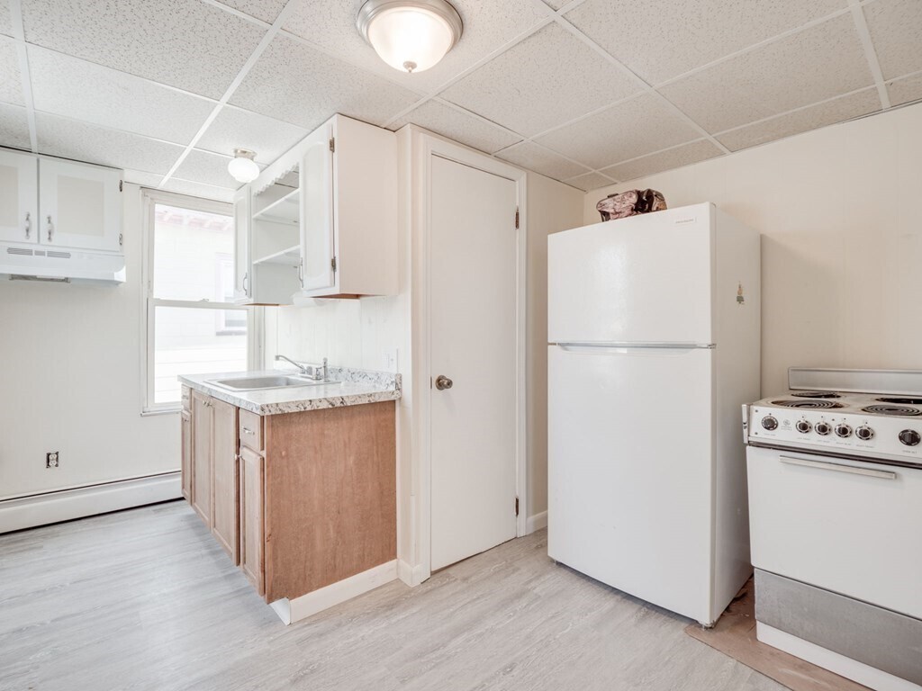 23 Lowell St Unit A, Methuen, MA 01844 Room for Rent in Methuen, MA