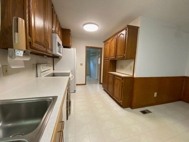 Building Photo - Introducing a charming 3 bedroom, 2 bathro...