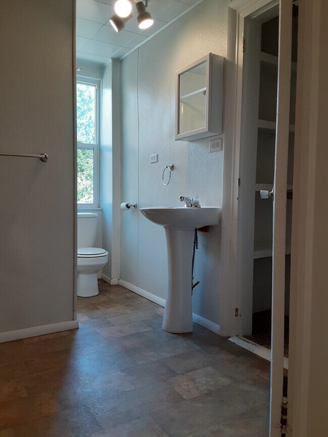 bathroom - 403 Center St