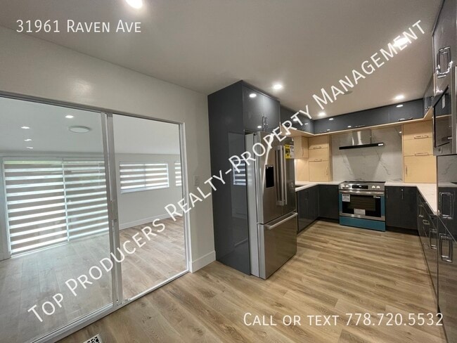 Building Photo - Large Family Home